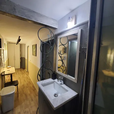 Hostel Wander Luxe Tirana