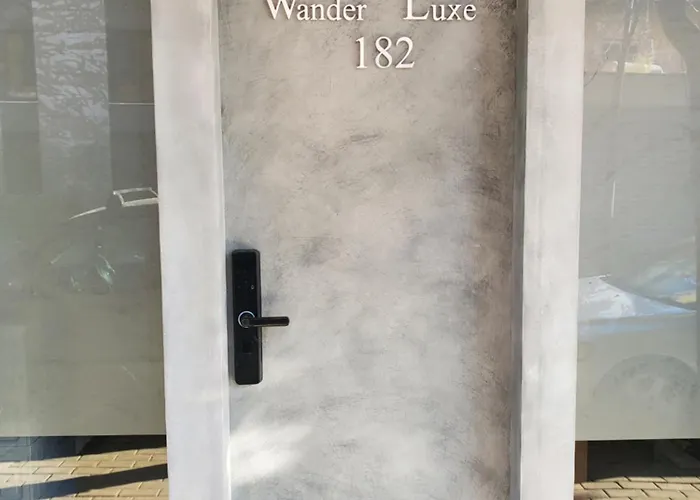 Wander Luxe Hostel *
